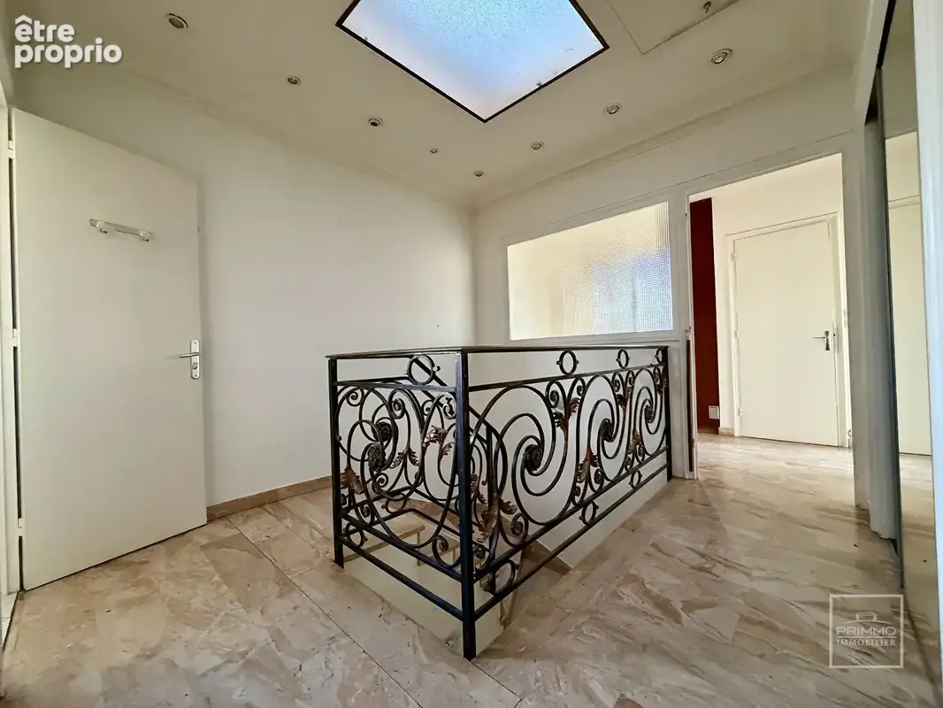Champagne au Mont d'or - Maison avec dépendances idéale artisan ou activité mixte - photo 7