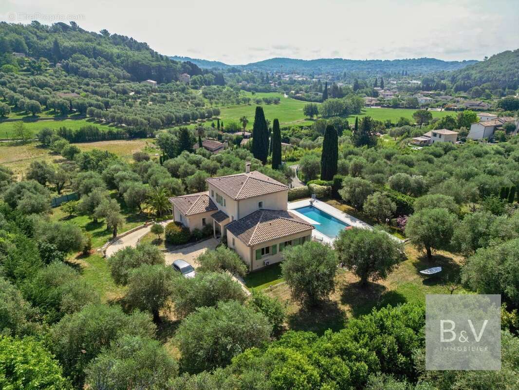 Maison à CHATEAUNEUF-GRASSE