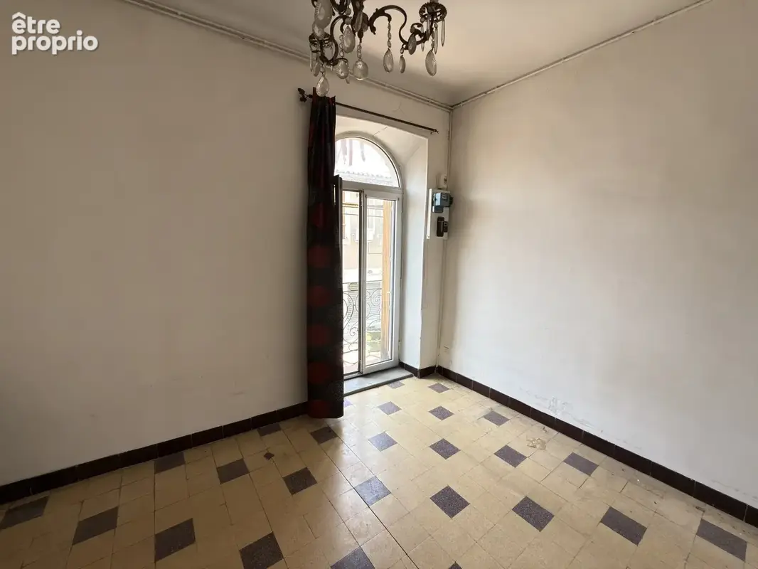 Nîmes   République / Place Montcalm   Appartement 56 m2 à rénover   78 000 € FAI - photo 2