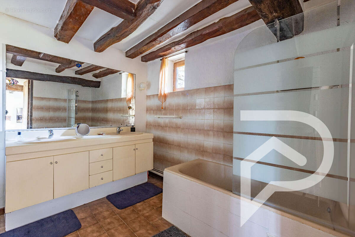 Maison à PEROY-LES-GOMBRIES