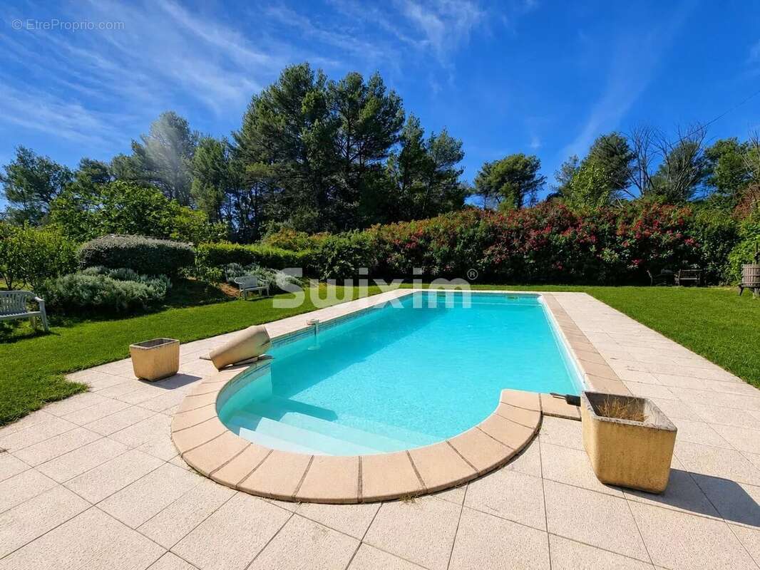 Propriété avec 2 maisons sur un grand terrain et piscine - photo 2