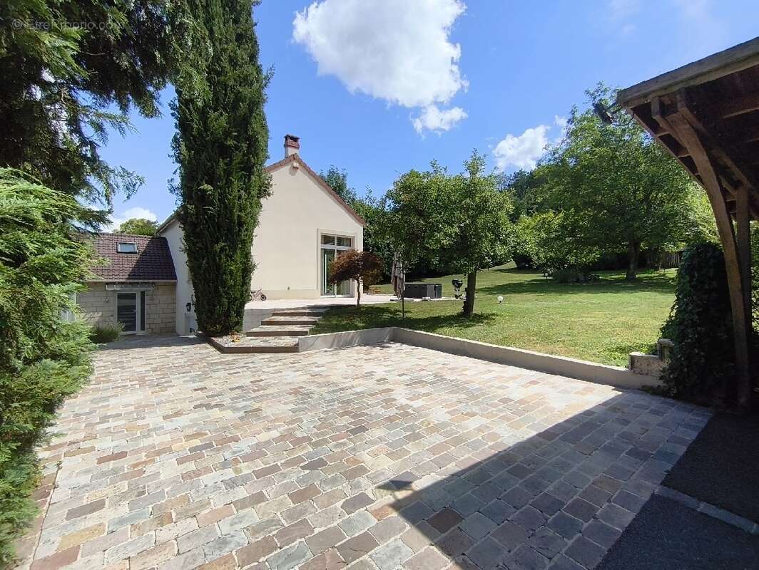 Maison 176 m² à Nesles-La-Vallee  - photo 2
