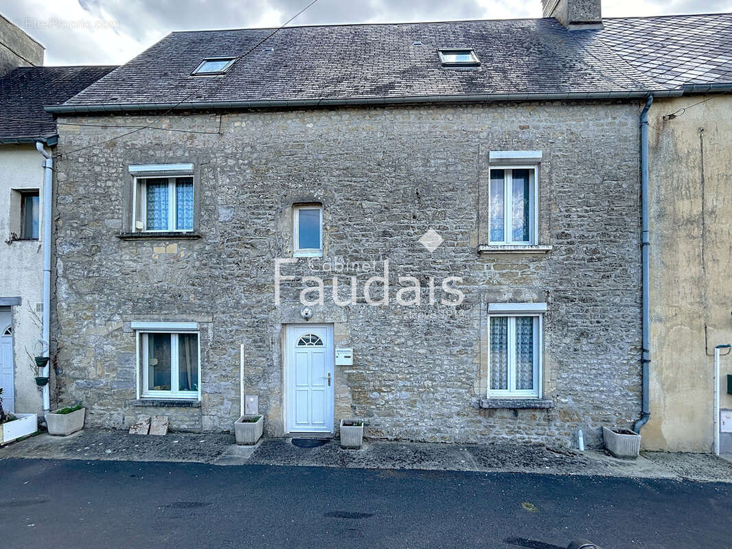Maison à DEUX-JUMEAUX