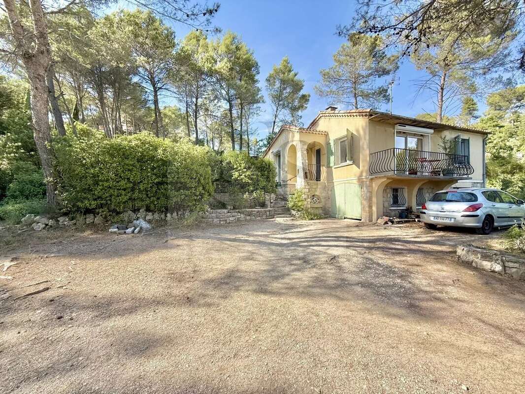 Saint-marc-jaumegarde / terrain constructible en position dominante - photo 5