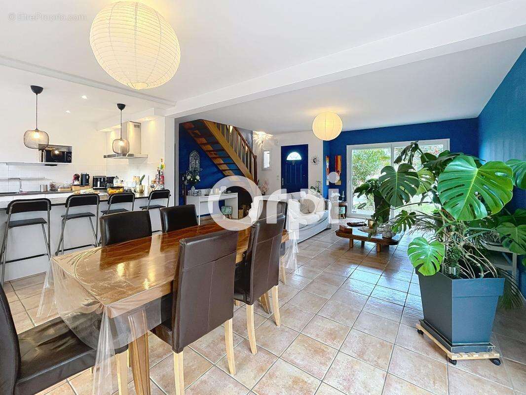 Maison à SAINT-PANTALEON-DE-LARCHE