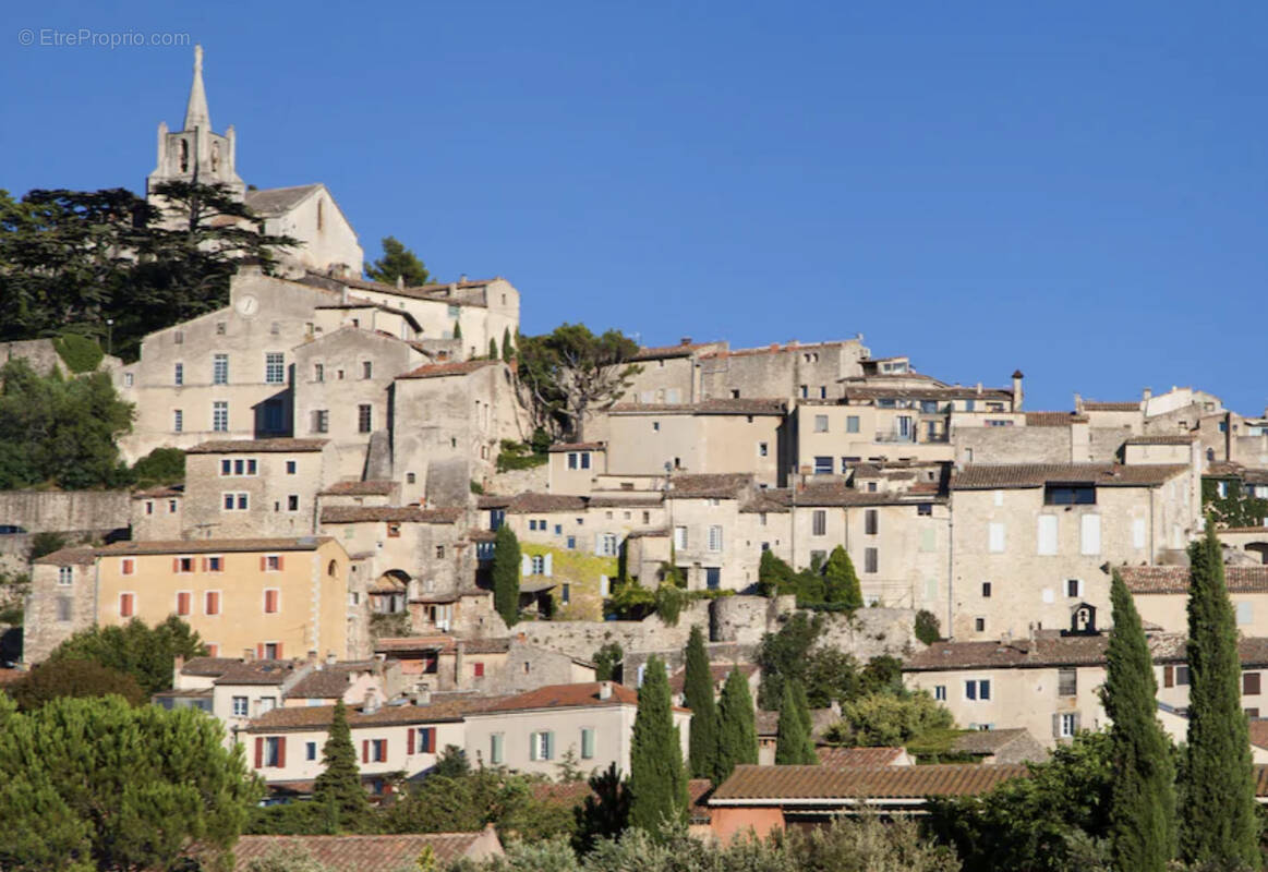 Commerce à BONNIEUX