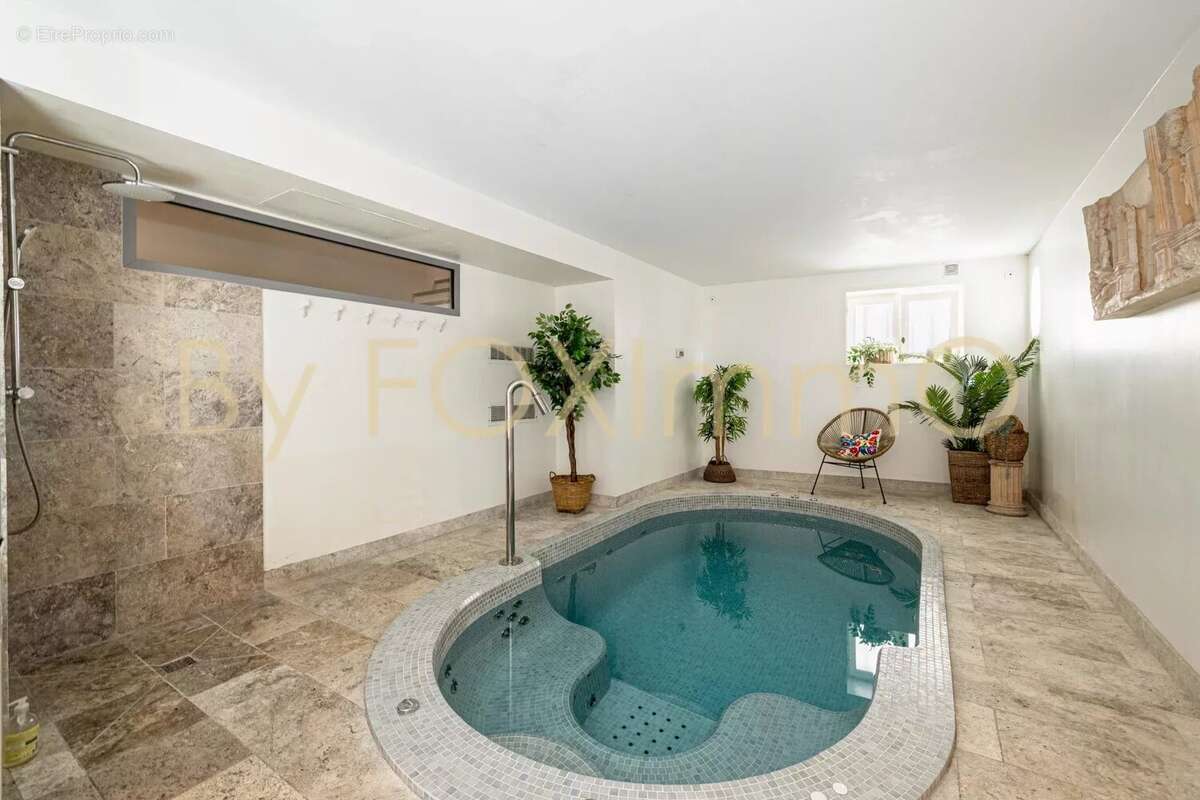 ATYPIQUE & UNIQUE - VENCE Centre ville - Maison 230m2- rénovée- jardin- garage - calme absolu- piscine intérieure - photo 2