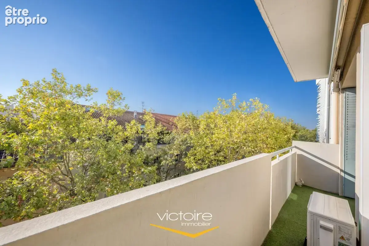 Montchat - Cours du Docteur Long - T3 traversant 70 m², 5e étage avec ascenseur, balcon et garage - photo 3