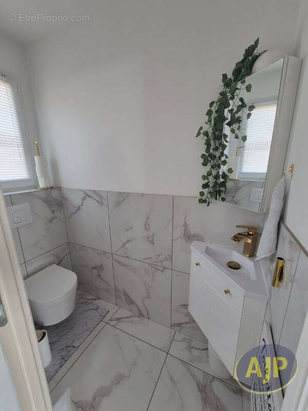 Maison à SAINT-YZAN-DE-SOUDIAC