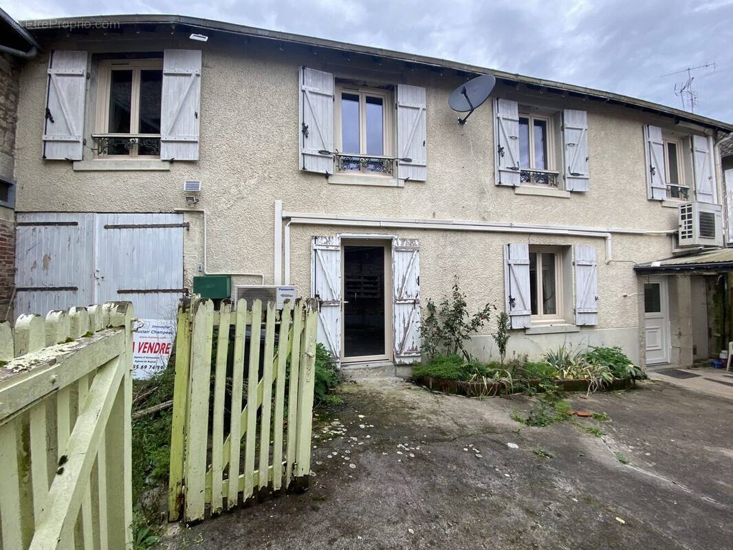 Maison à EYMOUTIERS