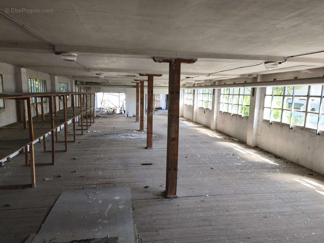 Ensemble immobilier 6 000 m2 à réhabiliter   Cœur de bourg, sortie A51 - photo 7