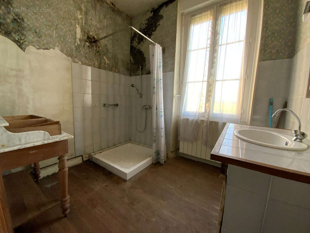 Maison à NIEUL-LE-VIROUIL