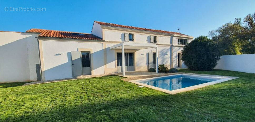 Maison à SAINT-LAURENT-DE-LA-PREE