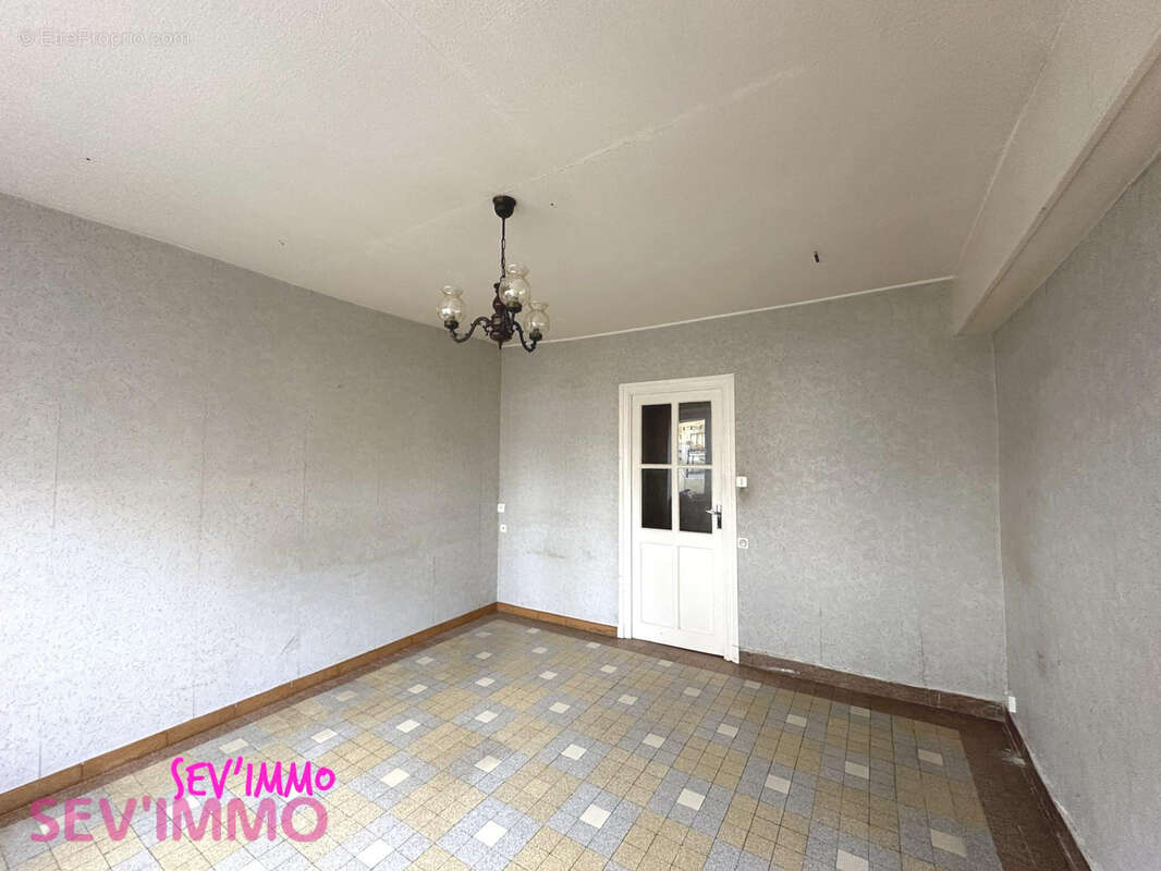 Maison 125 m² à Saint-Germain-Des-Fosses  - photo 4