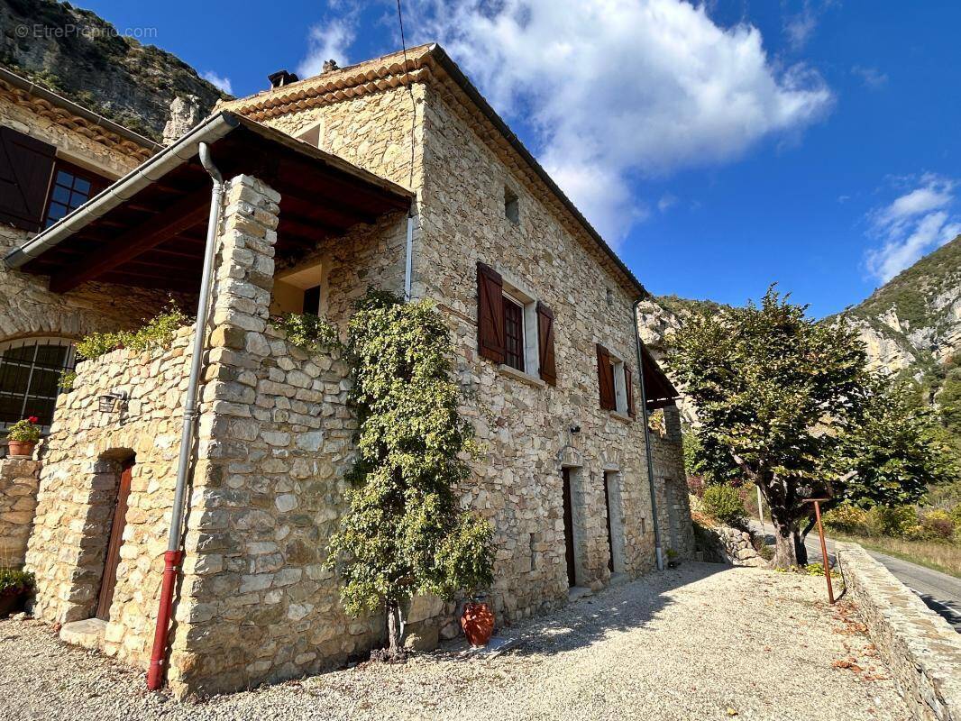 Maison à SAINT-FERREOL-TRENTE-PAS