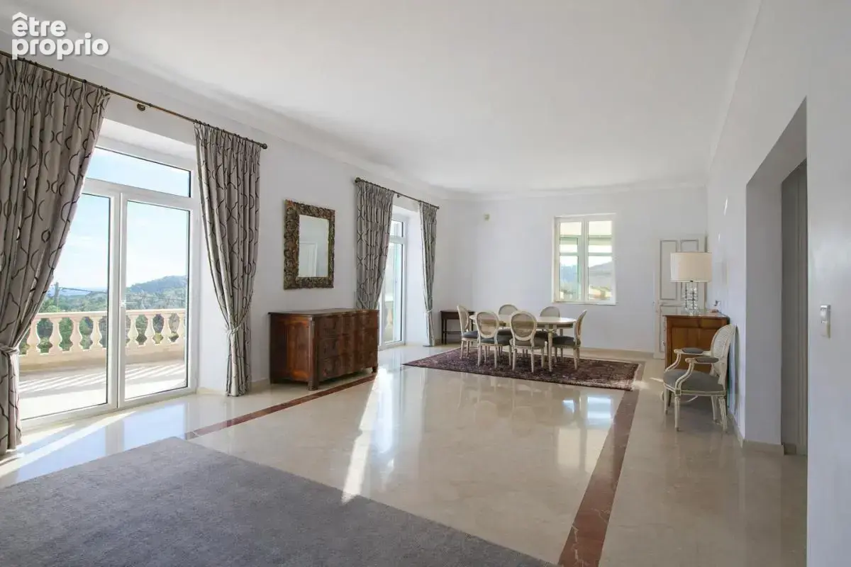 Vence, à 2 minutes à pied du centre, somptueuse villa de 321 m² - photo 5
