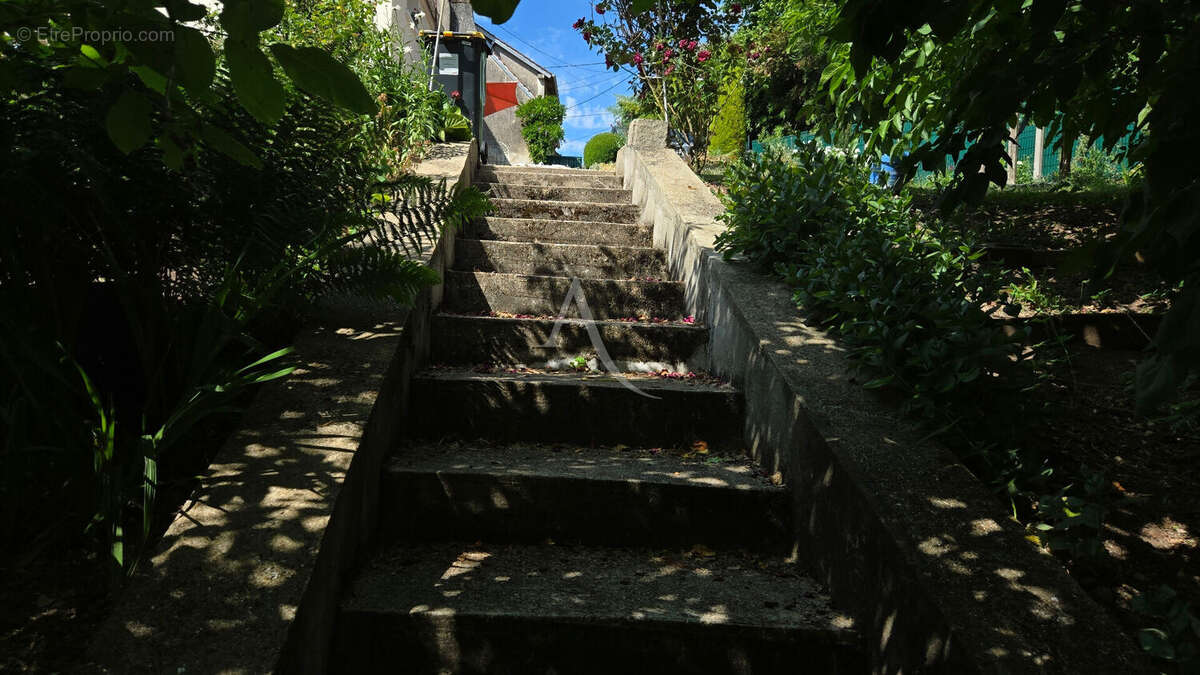 Maison à SAINT-DENIS-DE-L&#039;HOTEL