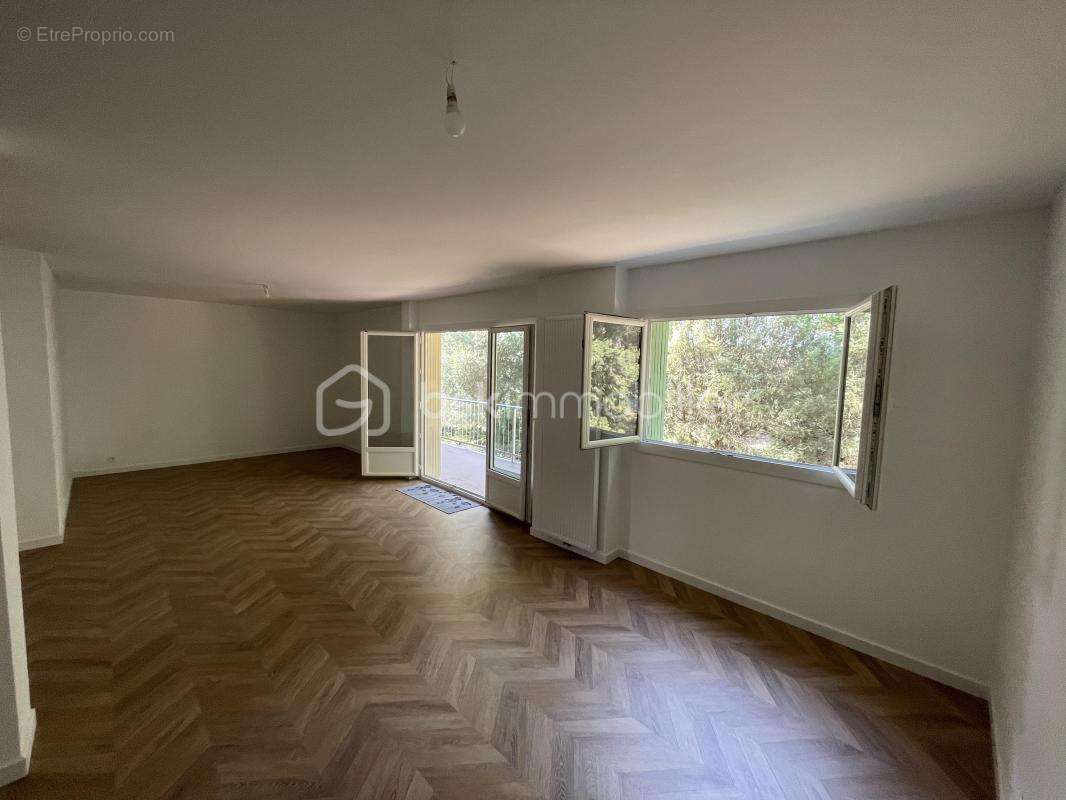Appartement rénové avec terrasse de 83m2 au cœur de Venelles – Calme et tout à pied - photo 2