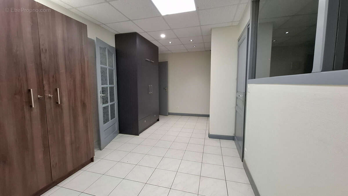 Commerce à FERRIERES