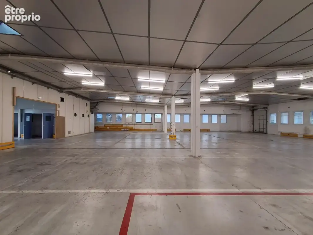 Entrepôt avec bureaux et parking - photo 2