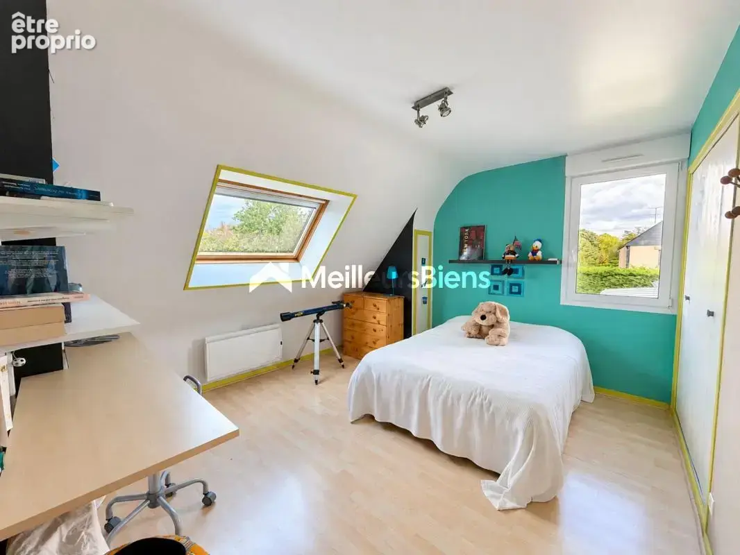 LAVAL – Pavillon de 141 m², 4 chambres, double garage et jardin sans vis-à-vis - photo 8