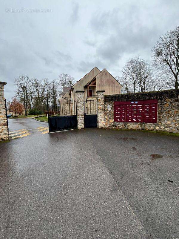 Parking à D'HUISON-LONGUEVILLE