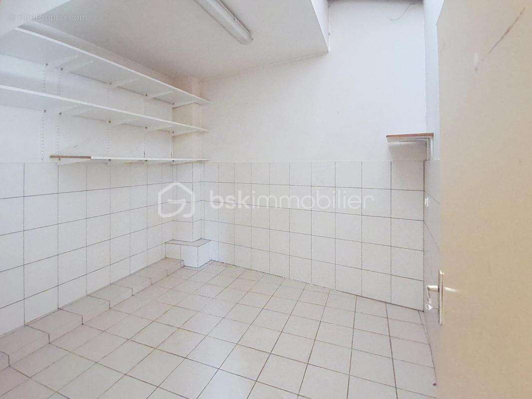 Commerce à PEZILLA-LA-RIVIERE