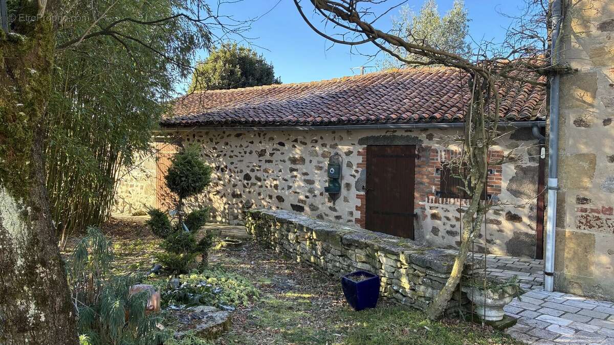 Maison à AVAILLES-LIMOUZINE