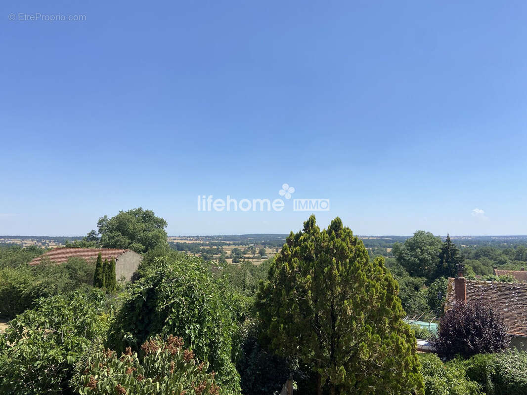 Maison à LE MONTET