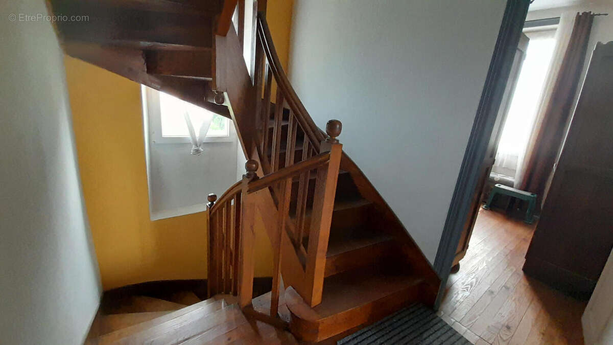 Les escaliers - Maison à SAINT-PRIEST-LES-FOUGERES