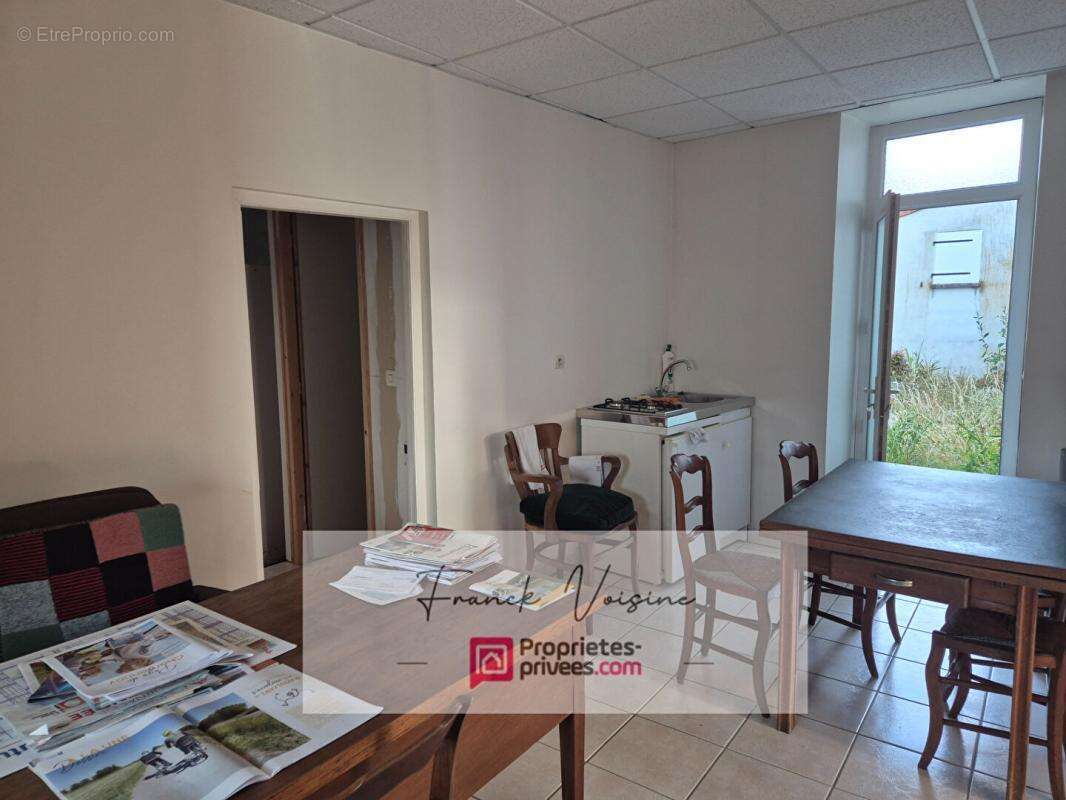 A VENDRE à Rochetrejoux en centre bourg, maison ancienne à rénover - photo 6