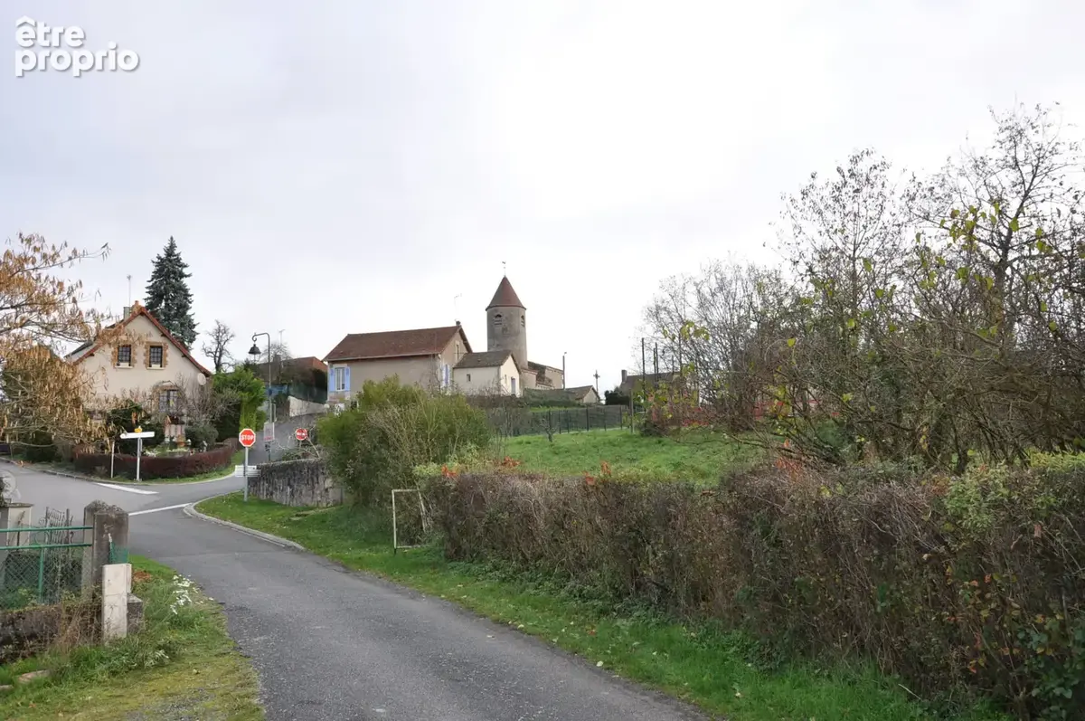 Très beau terrain de 1400 m2, à la sortie du village, avec vues et faible déclivité. - photo 7