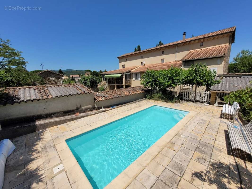 Maison à SAINT-JULIEN-LES-ROSIERS