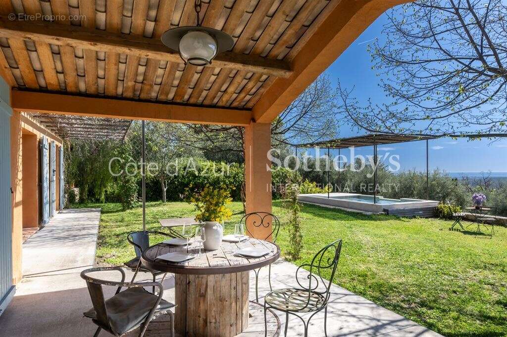 Maison à CHATEAUNEUF-GRASSE