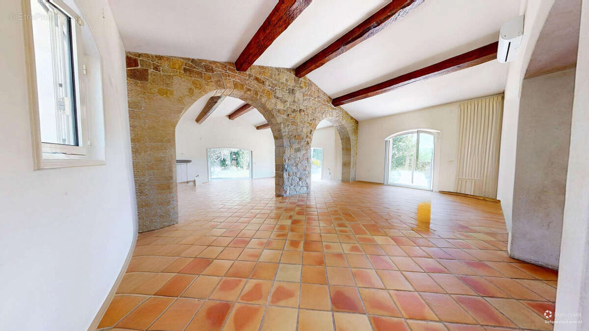 A vendre, Maison de Type 4 de plain-pied - Marseille 11e La Valentine ? 270 m², Vue panoramique & Piscine à débordement- 4 garag - photo 6