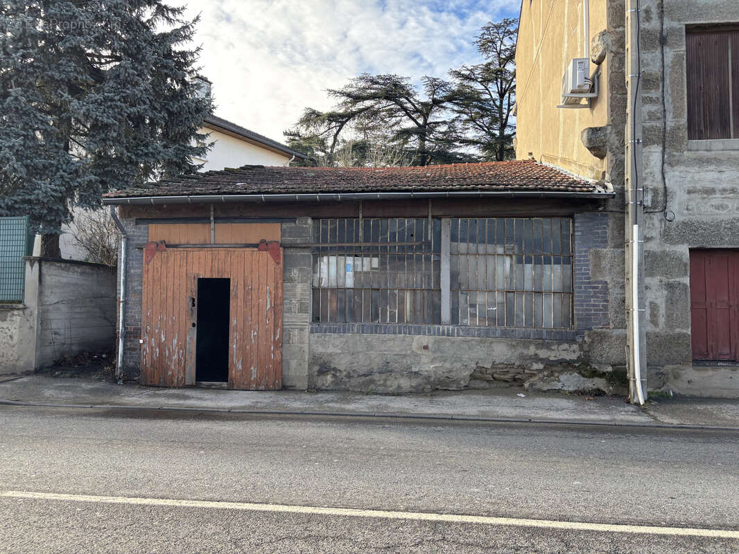 Parking à SAINT-GENEST-LERPT