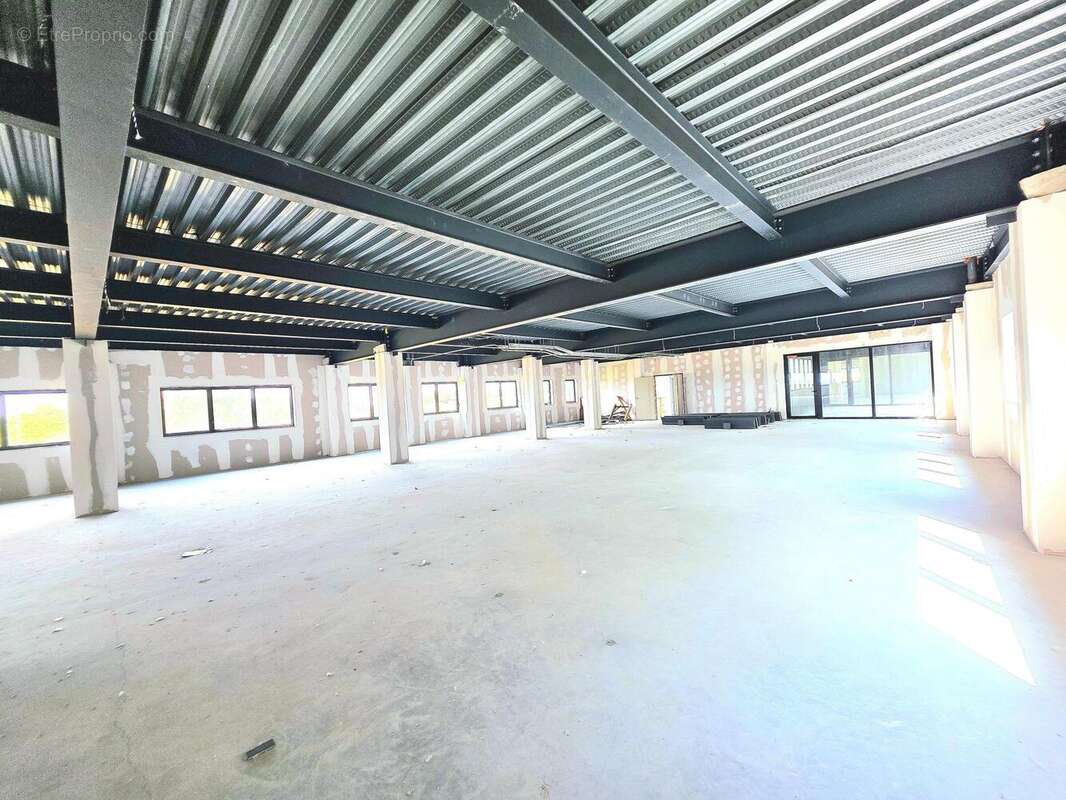 Commerce 2500 m² à Bussy-Saint-Georges  - photo 6