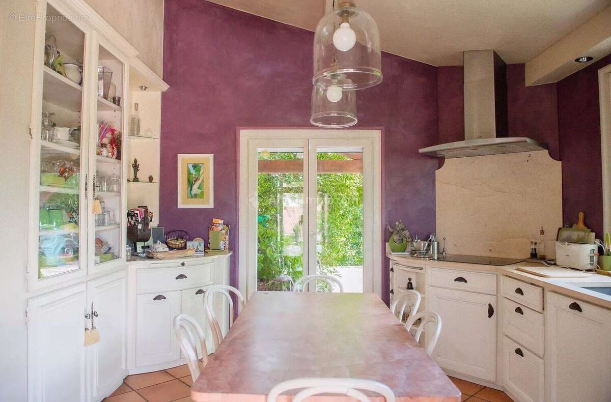 Maison à NEYRON
