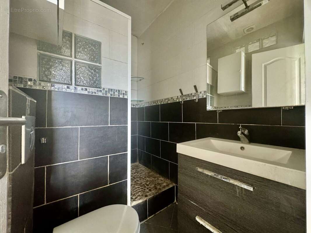 salle d'eau  - Appartement à LIVRY-GARGAN