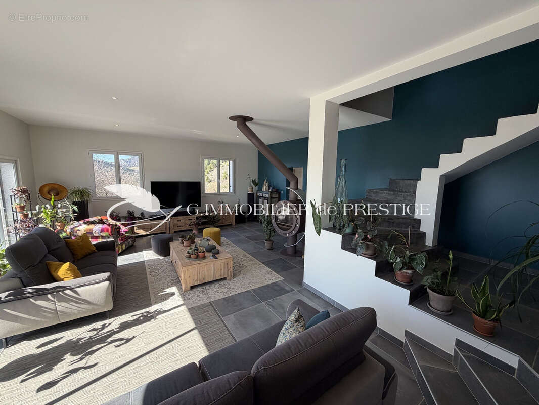 Maison à BEZAUDUN-SUR-BINE