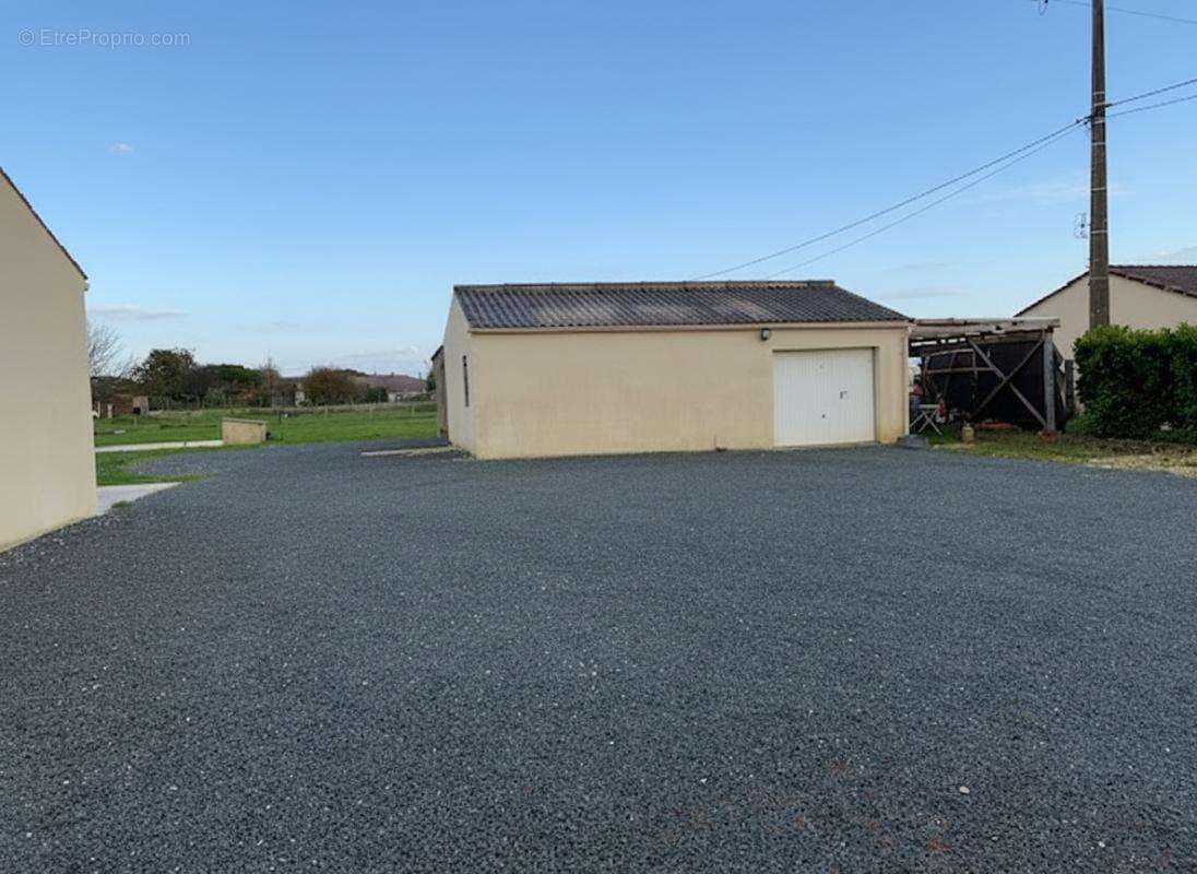 Maison à 5 minutes de GEMOZAC 5 pièces 118 m2  de plain pied avec grand garage - photo 15