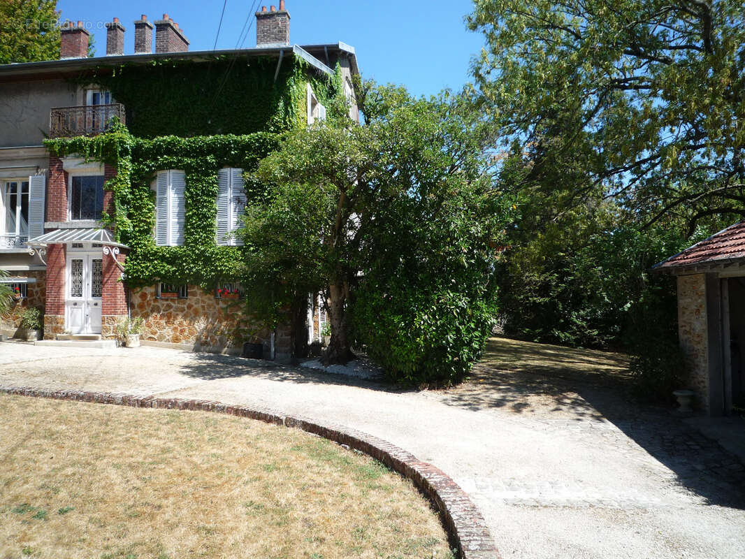 CHATEAU THIERRY  à vendre belle maison bourgeoise de 254 m2 dans un parc clos de 1372 m2 - photo 3