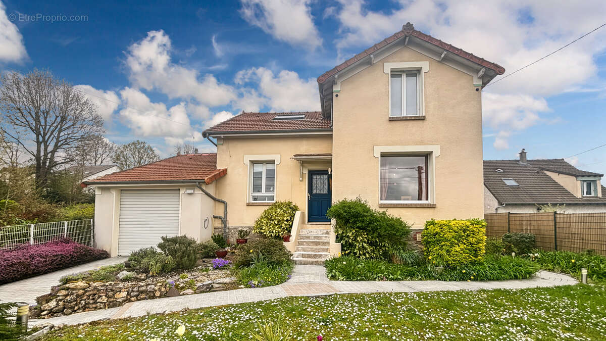 Maison à NEAUPHLE-LE-CHATEAU