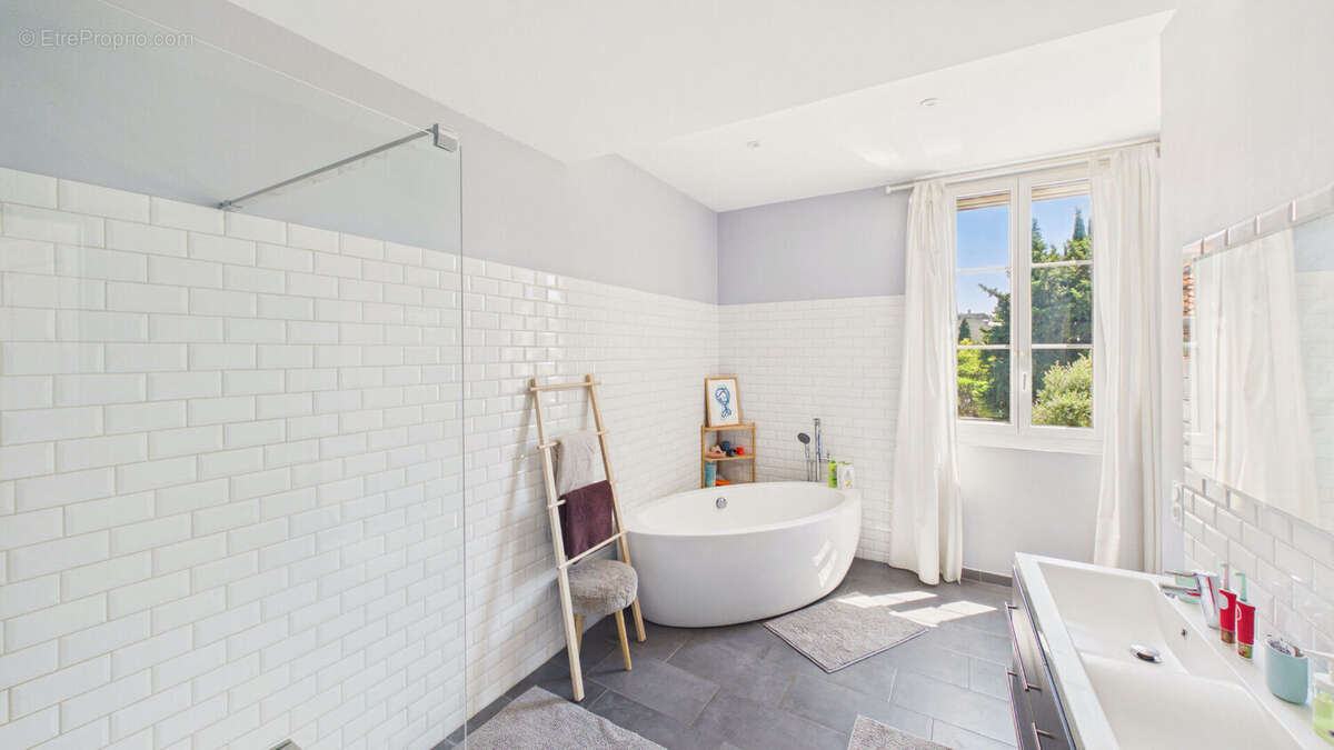 Maison de caractère entièrement rénovée à Avignon . 140 m² habitables, jardin arboré, à 5 minutes des remparts - photo 12