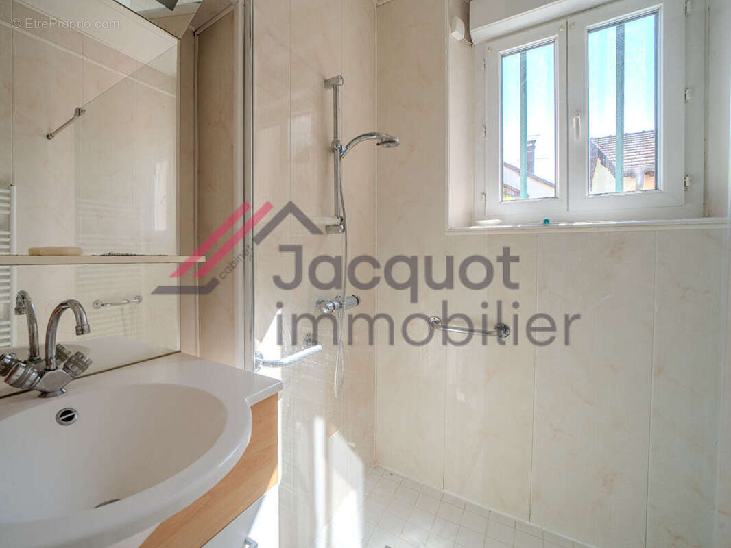 Maison 211 m² à Lons-Le-Saunier  - photo 8