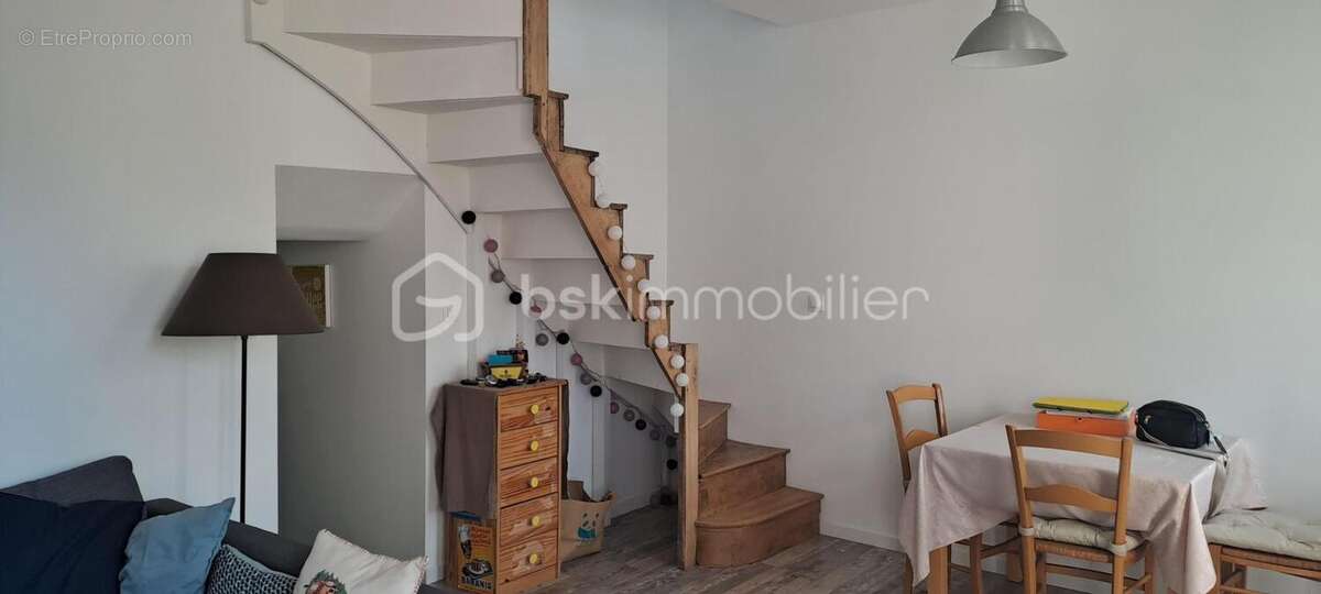 Maison rénovée en 2019 – 1 chambre + mezzanine, véranda, terrain 250 m² env - photo 3