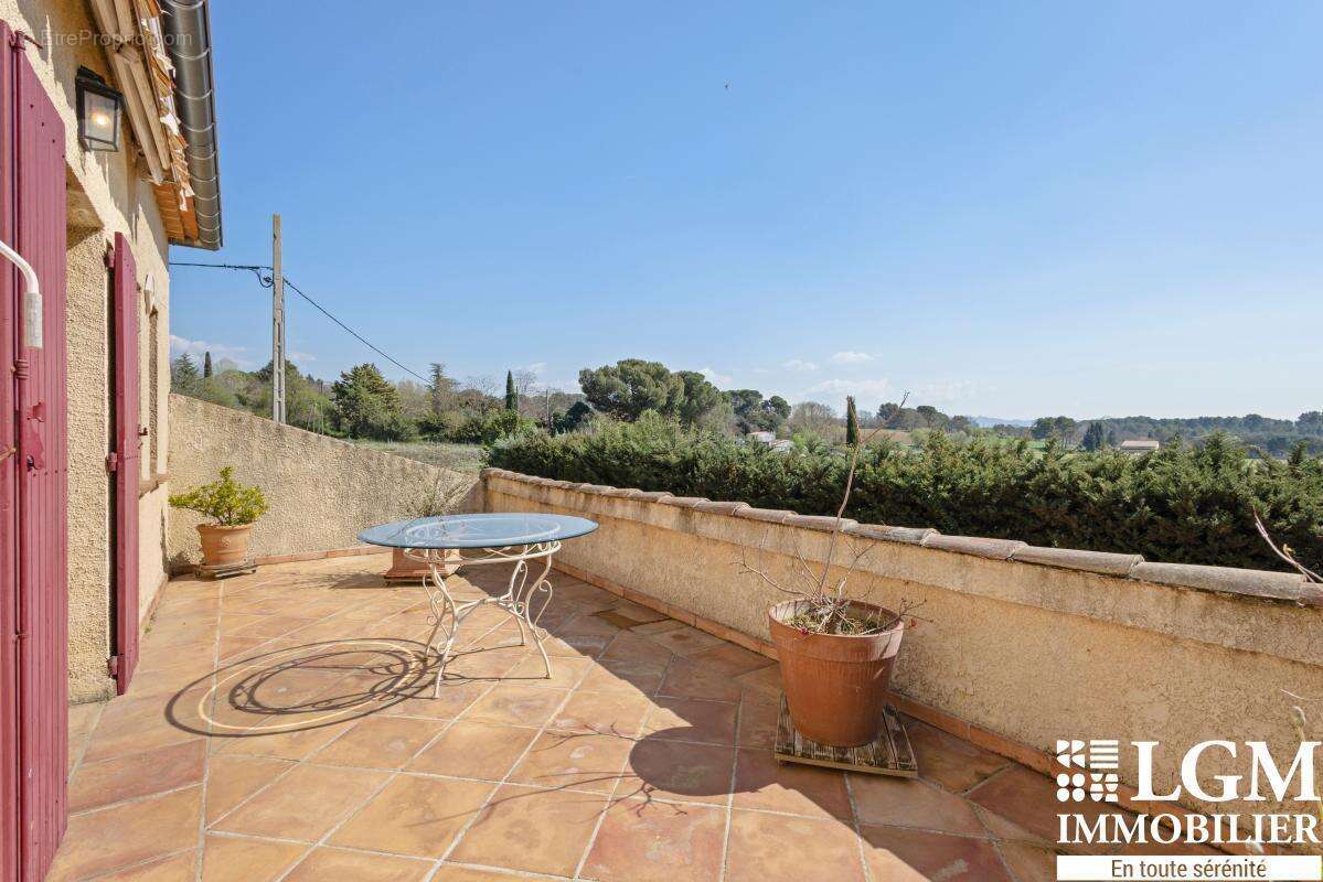 Aix en Provence - Propriété avec studio indépendant, garage de 80 m² et plus de 3 000 m² de terrain - photo 8