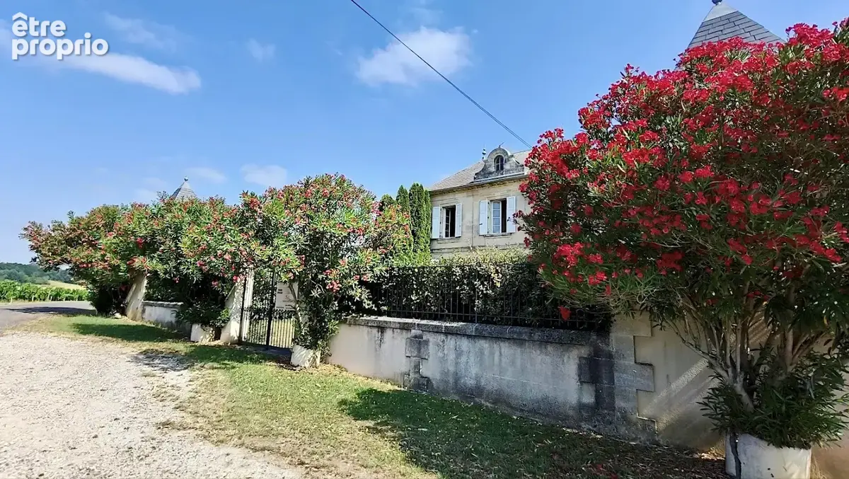 Propriété de caractère   Maison bourgeoise en pierre, dépendances et 2,5 hectares de terrain - photo 5