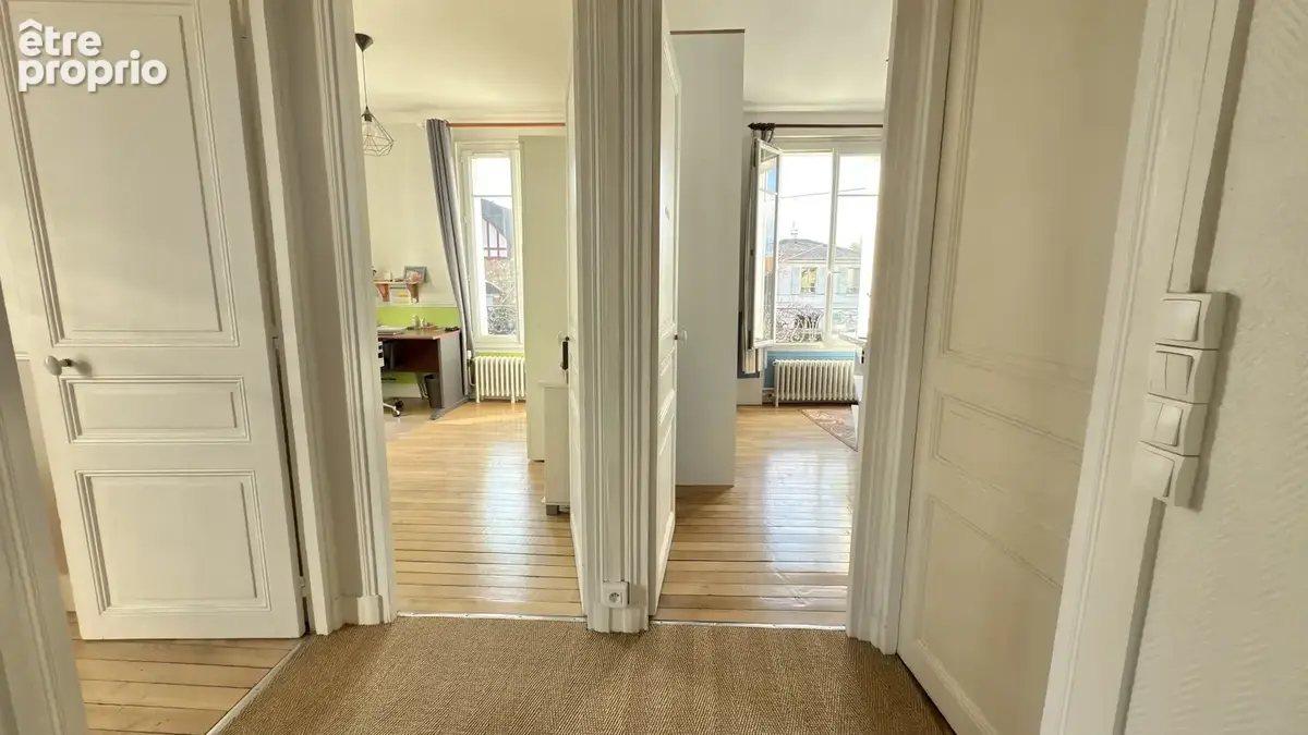 Meulière de 170m2 avec jardin et garage à 5 min à pied de la gare. - photo 9
