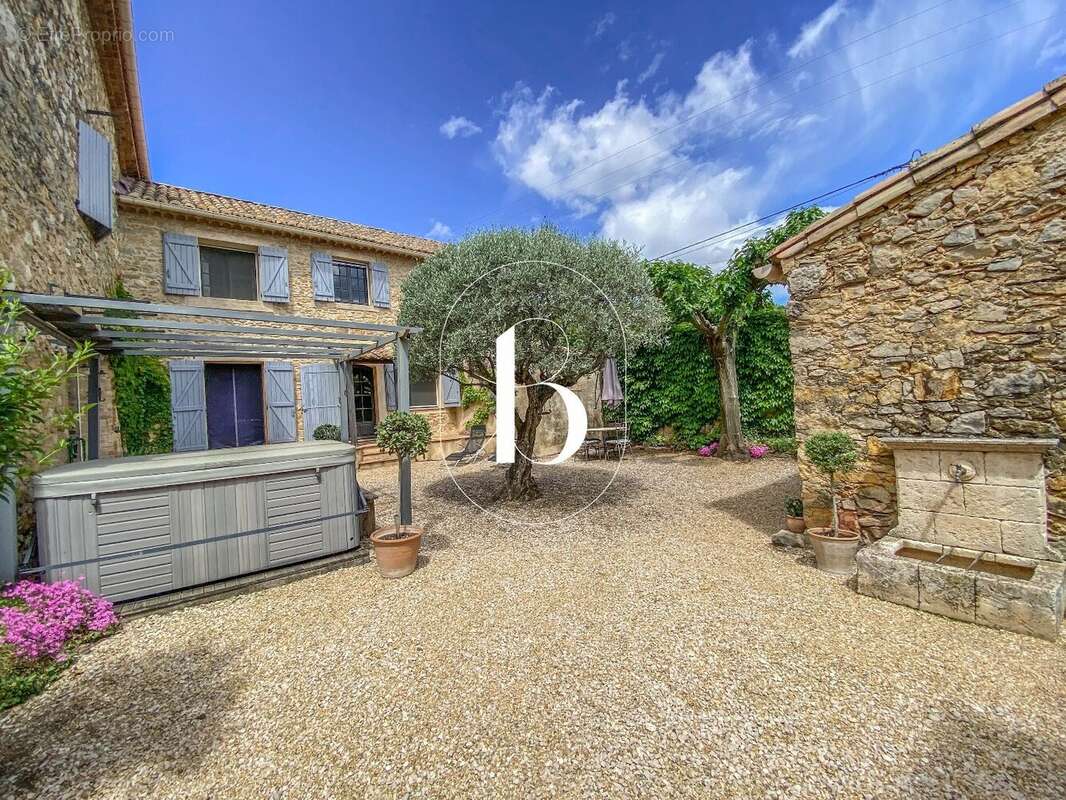 Maison à LAUDUN-L'ARDOISE